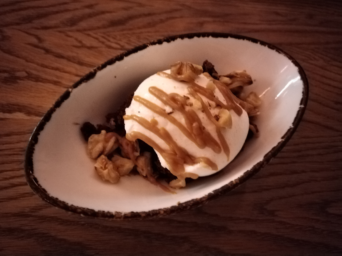 Брауни с карамелью, орехами и шариком мороженого. Виновна! 