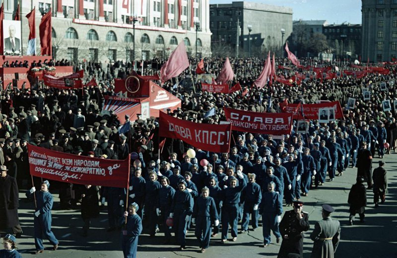 Источники:
МАММ / МДФ
Демонстрация 7 ноября. 1958 год. Харьков. Автор: Всеволод Тарасевич.