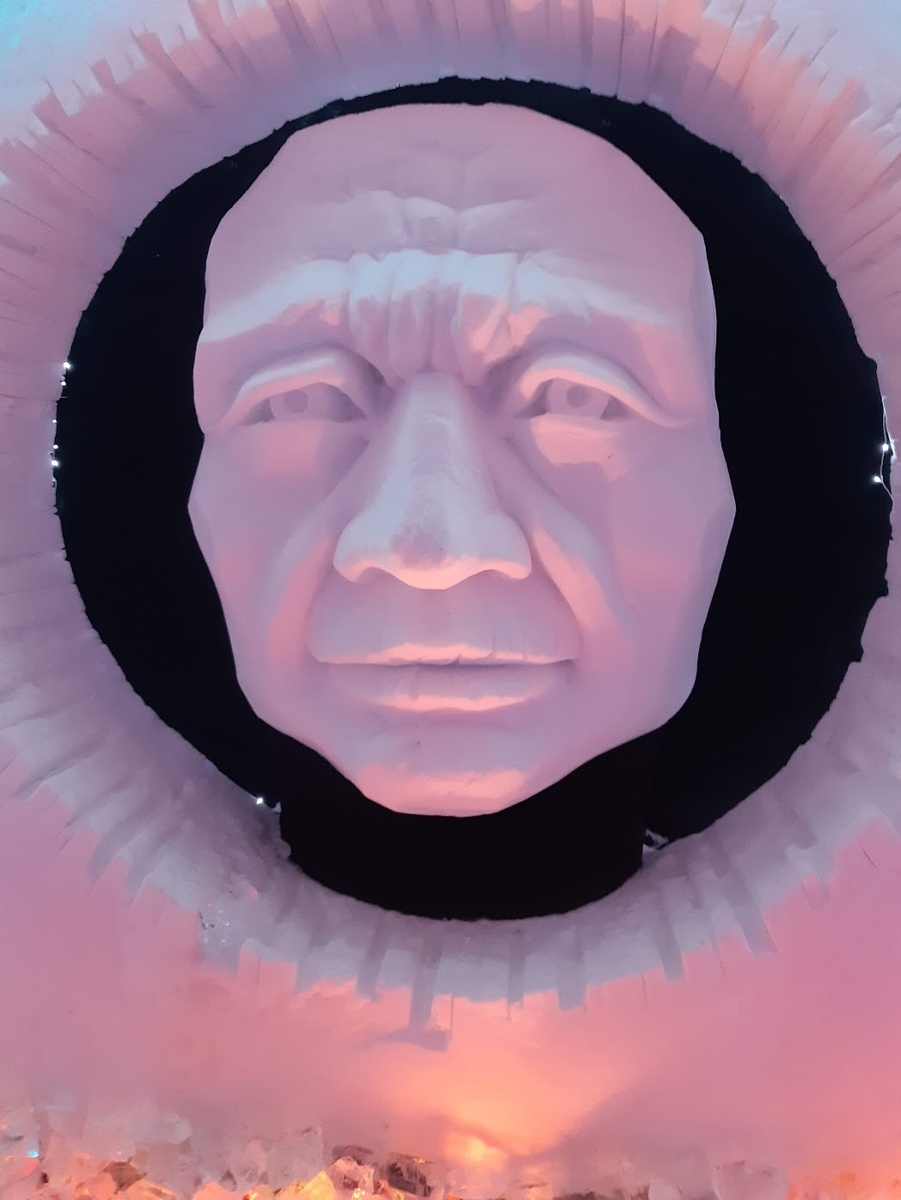 Снежная деревня. барельеф из снега. Кировск