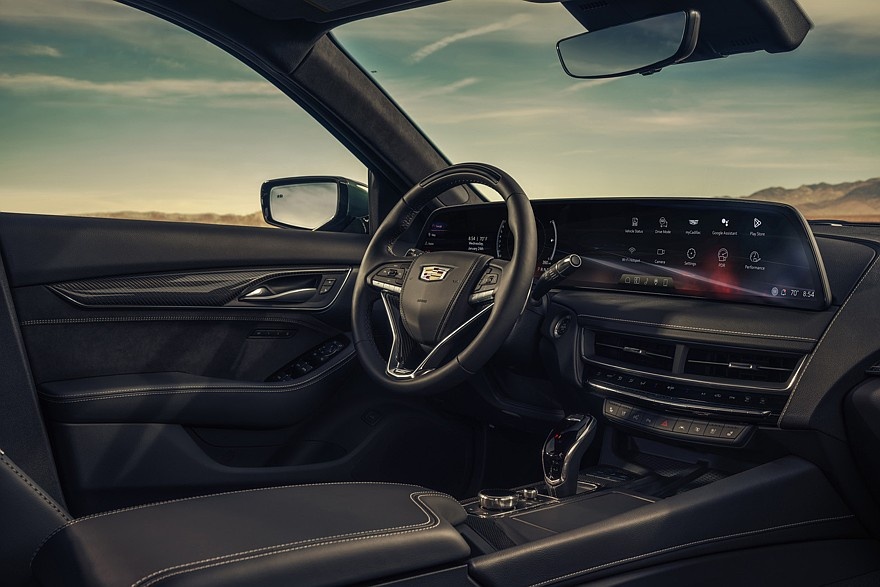    На фото: салон Cadillac CT5-V