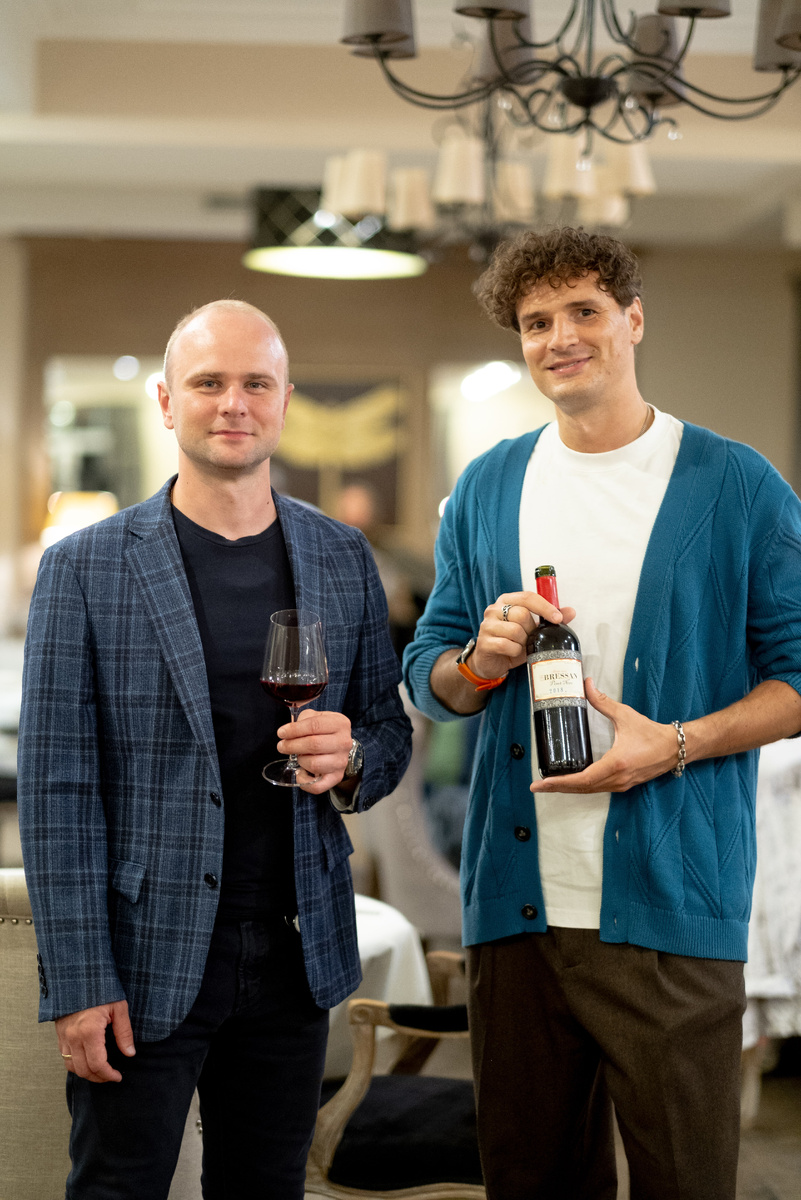 Генеральный менеджер отеля Татьяна Прованс Дмитрий Кузин и сомелье Роман Сосновский