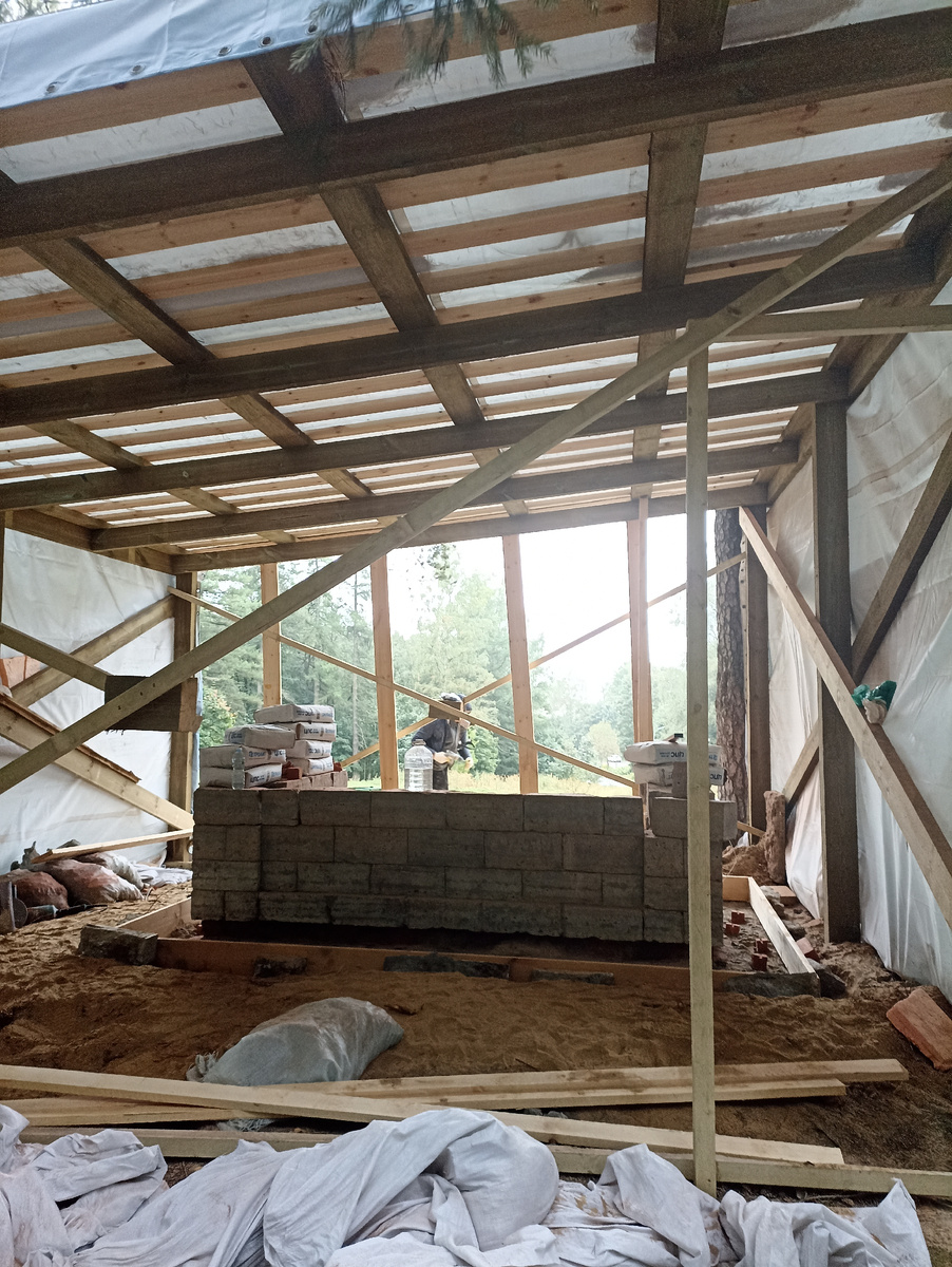 Так выглядела Каменная скамья в сентябре 2025 года. Правда, это середина реставрации. К сожелению, как скамья выглядела перед реставрацией я не снял. Ещё не сделали фундамент 