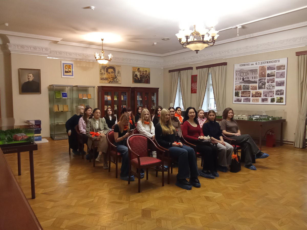 Зал памяти А.С. Макаренко. Слева и справа - макеты двух колоний: имени Горького и имени Дзержинского. За спинами ребят - шкафы с оригиналами "Педагогической поэмы", изданными более чем в 20 странах мира. На персидском, на немецком и т.д.