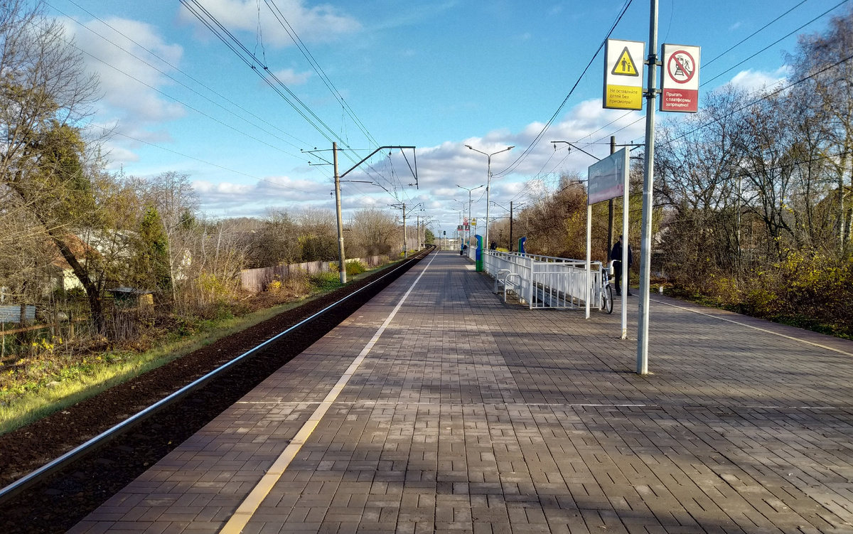 Платформа в направлении от Москвы (слева) в ноябре 2025 года, фото автора
