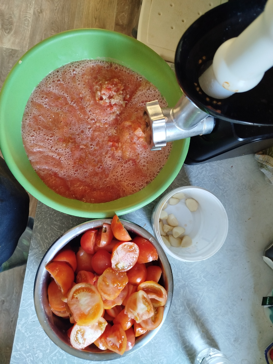 Помидоры порезали на части для удобства и с чесноком перекрутили