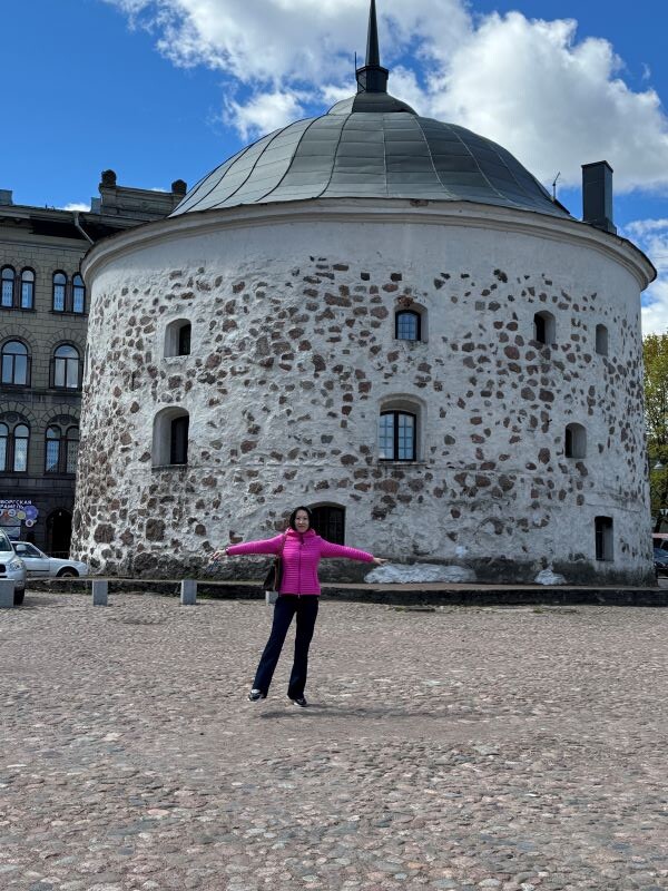 Автор около ресторана "Круглая башня"