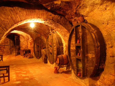 Испанские винные погреба в XV веке. Не думаю, что английские чем-то принципиально отличались.😉 Иллюстрация из открытых источников