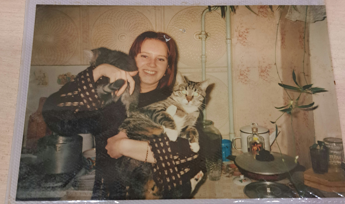 Фото автора. На кухне в той самой квартире. Мне здесь лет 20. Мои кошки Муська и Дуська 