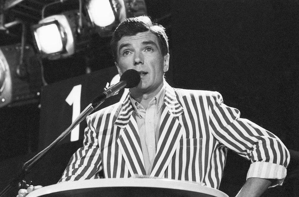    Диктор ЦТ и ведущий хит-парада Юрий Николаев, 1987 год. Фото Владимира Яцины (Фотохроника ТАСС)