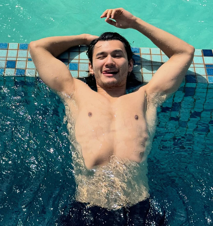    Давид Сократян в бассейнеСоцсети Саши Бортич