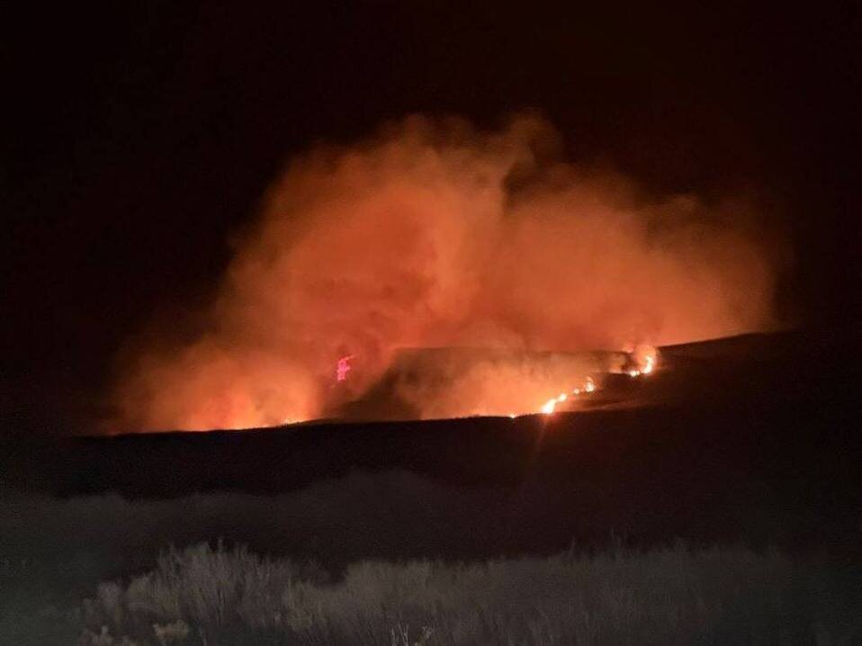    В Гайском округе горит сухая трава и кустарник. Водителей просят воздержаться от поездок