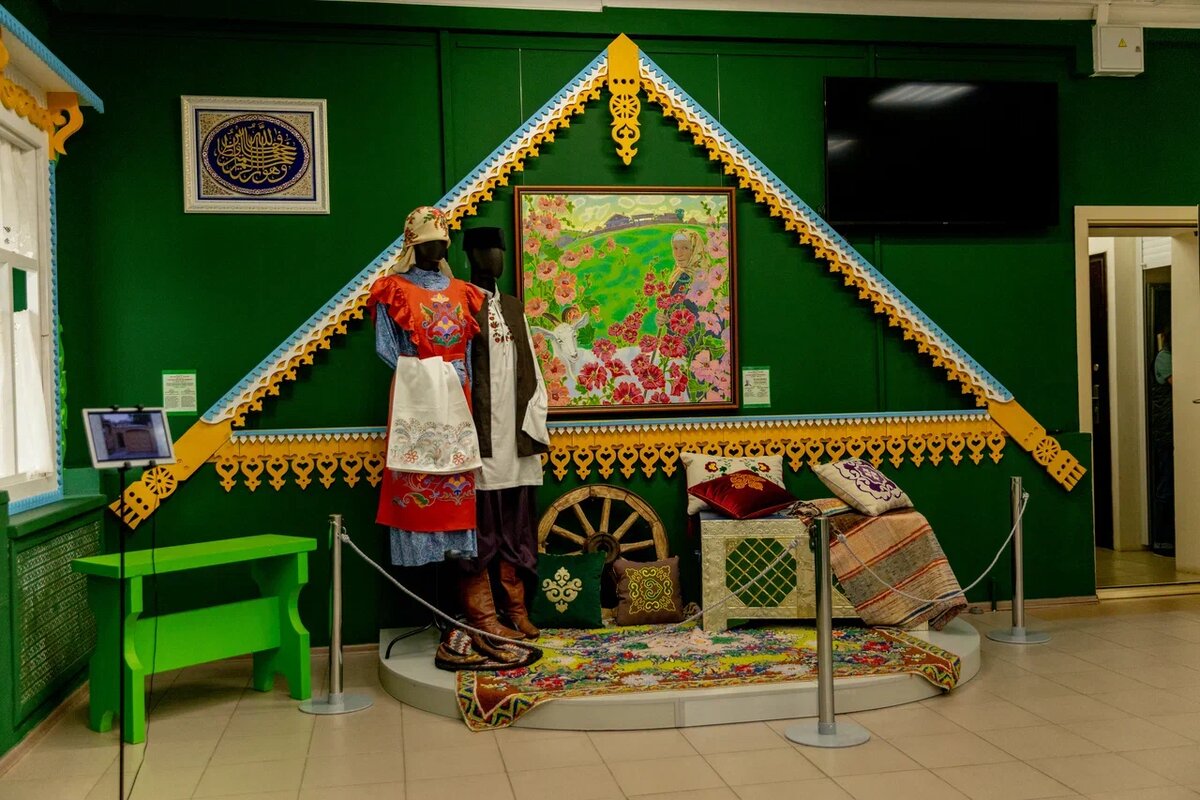 Музей современного этноискусства в Елабуге: именно здесь вы познакомитесь с настоящими произведениями искусства, увидете уникальные резные изделия, гжель, хохлому и много интересного.