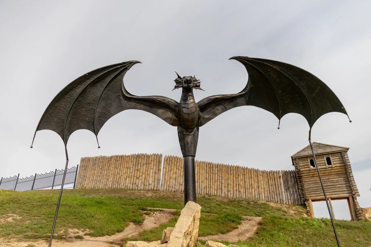 Чёртово городище в Елабуге: это древнее булгарское укрепление, которое расположено на высоком мысу у слияния рек Тойма и Кама, на окраине современного города Елабуга. На сегодняшний день - объект под охраной ЮНЕСКО.