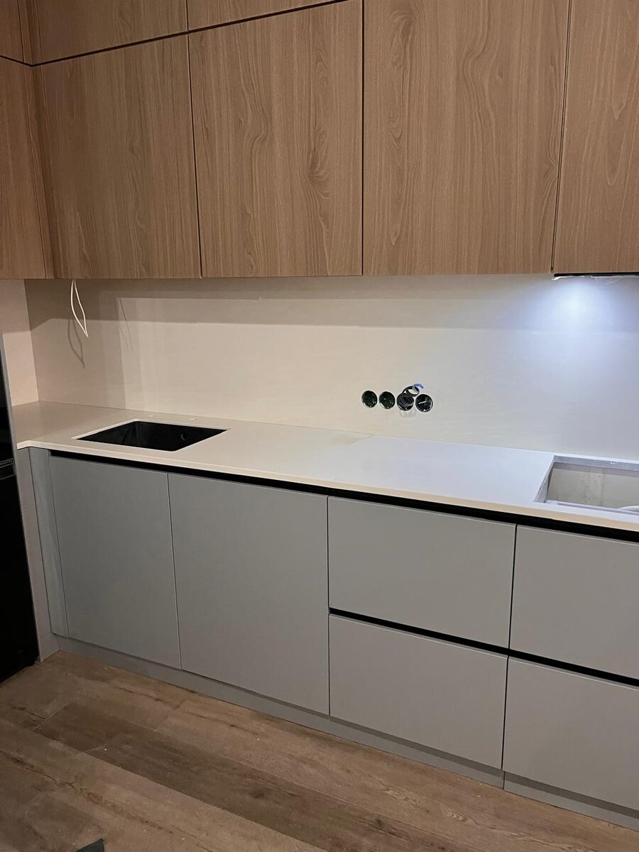 столешница и стеновая панель из акрилового камня