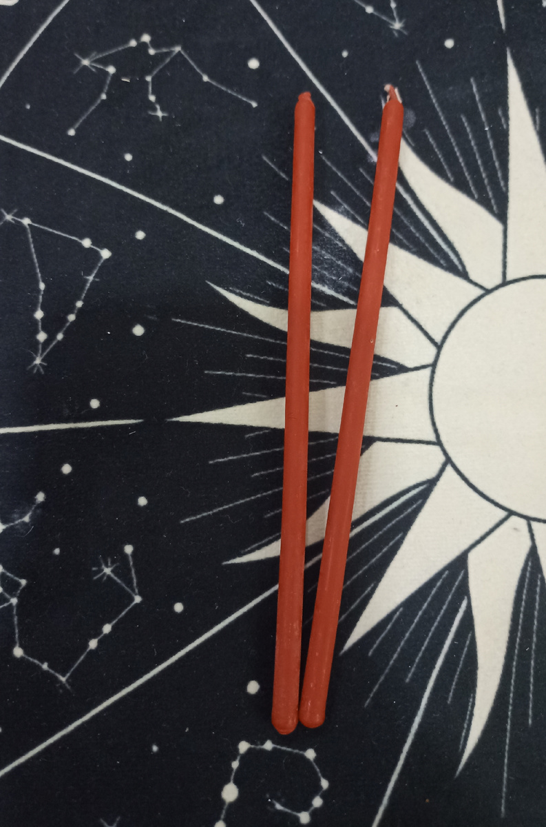 Красные восковые часовые свечи