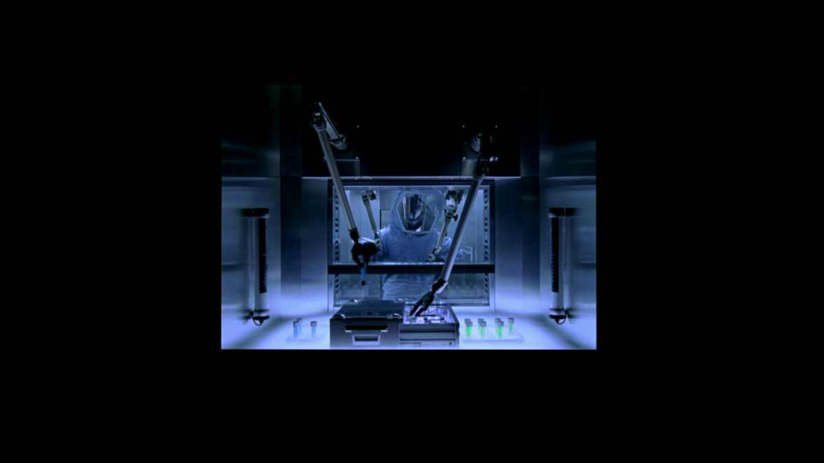 Кадр из фильма Обитель зла (2002)