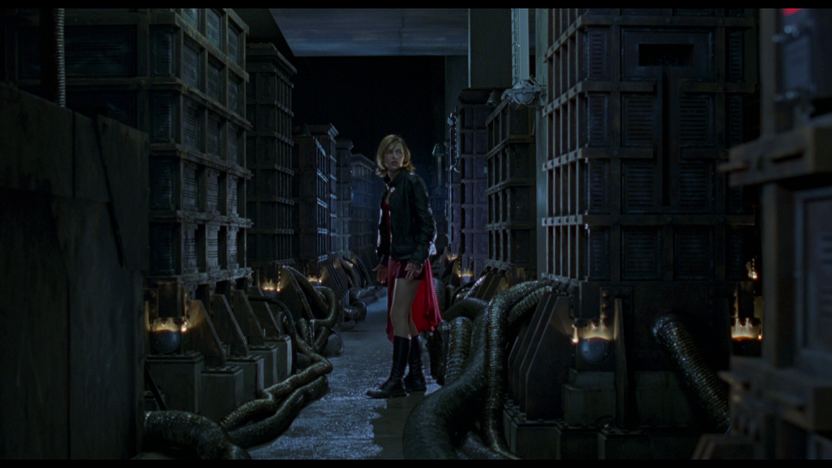 Кадр из фильма Обитель зла (2002)