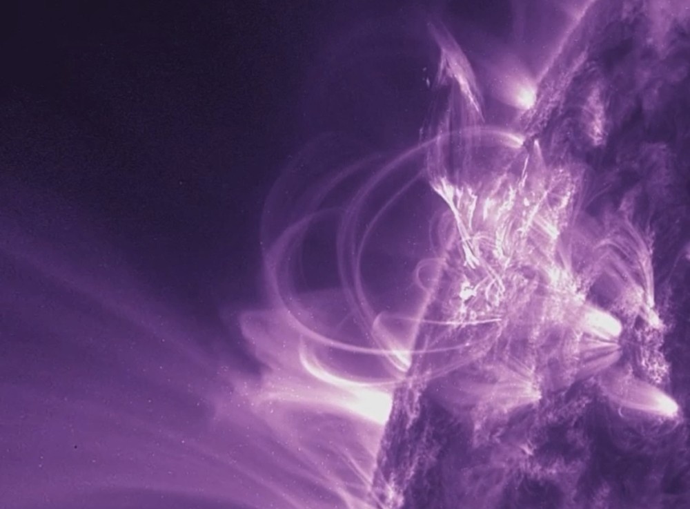    Грозившие мощными магнитными бурями облака плазмы так и не дошли до Земли