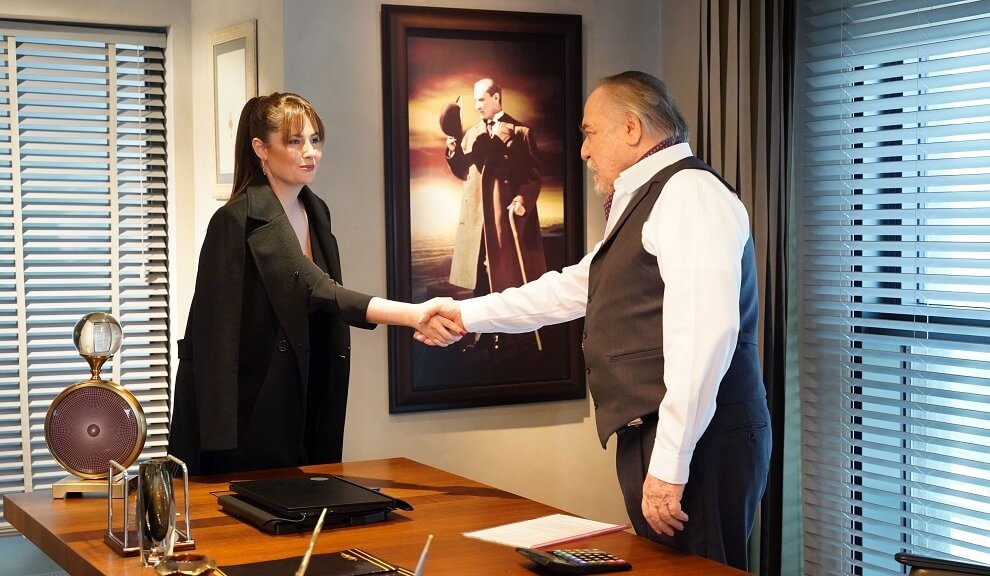 Ну бой-баба, конечно. Ко всем сходила, сл всеми поговорила, Казыму голову закружила, Сейран угрожала, Эсме унижала, Халису улыбалась. Все для победы.