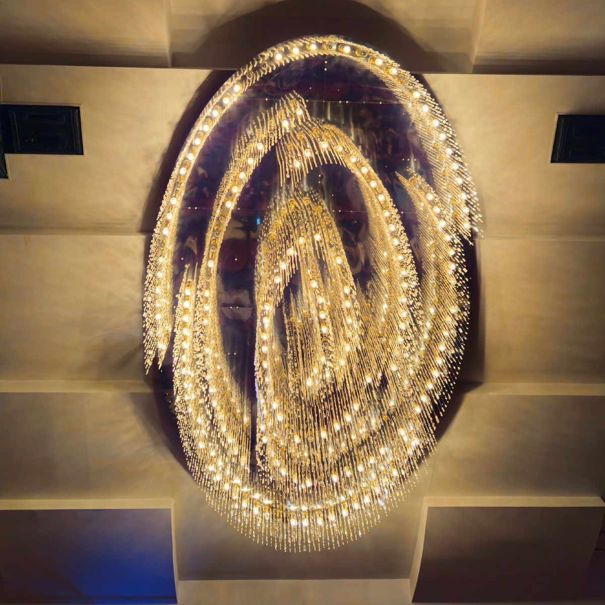 Люстра в большом зрительном зале. Фото: Марина Н. Макарова, Омск, 7нояб25.