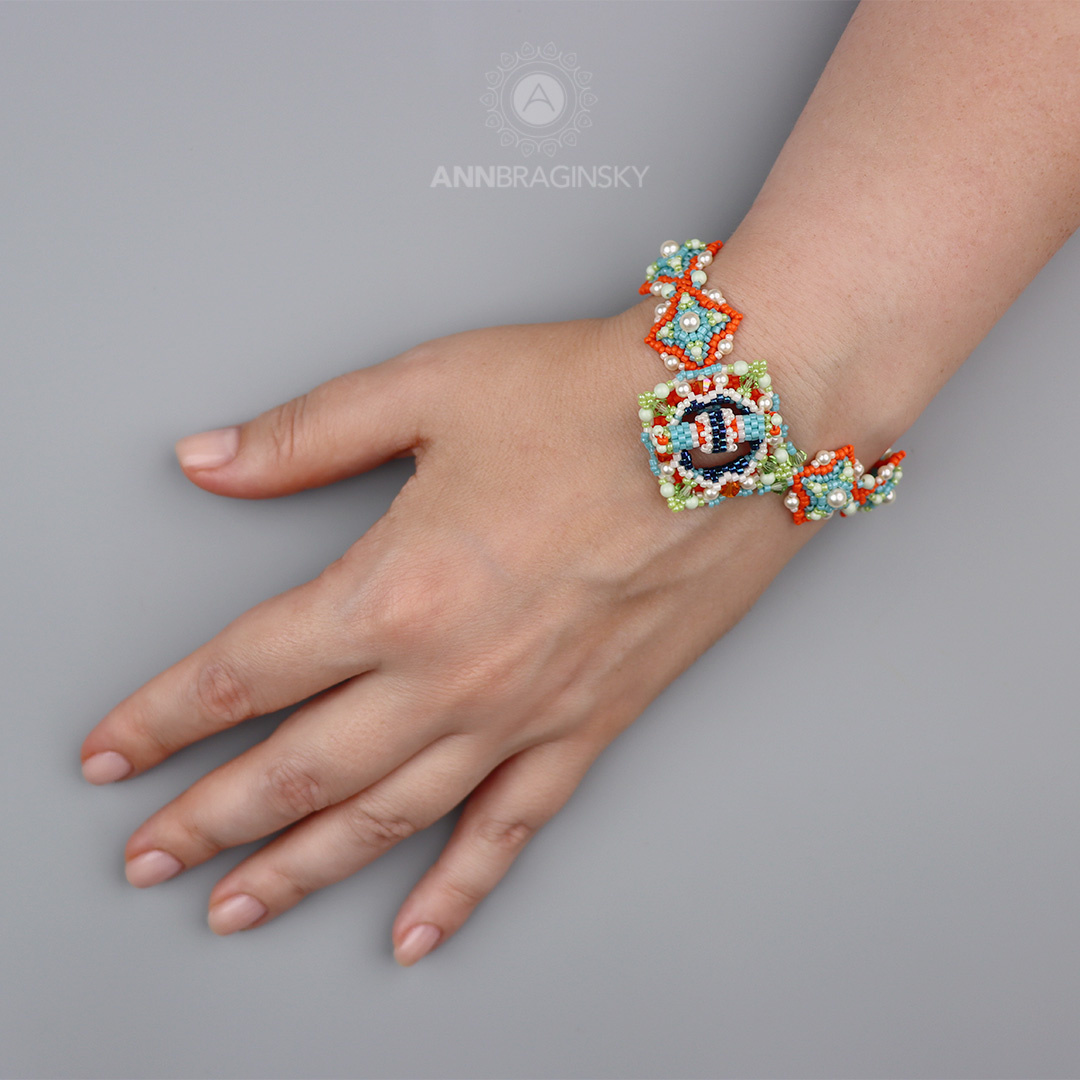 Браслет с плетеной застежкой