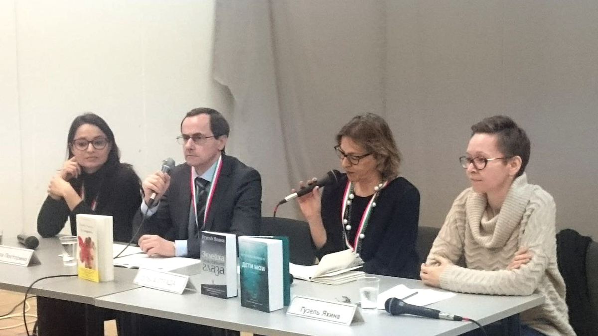 Слева направо: Розелла Посторино, переводчик, директор Итальянского института культуры Ольга Викторовна Страда, Гузель Яхина, 2018 год (фото автора).