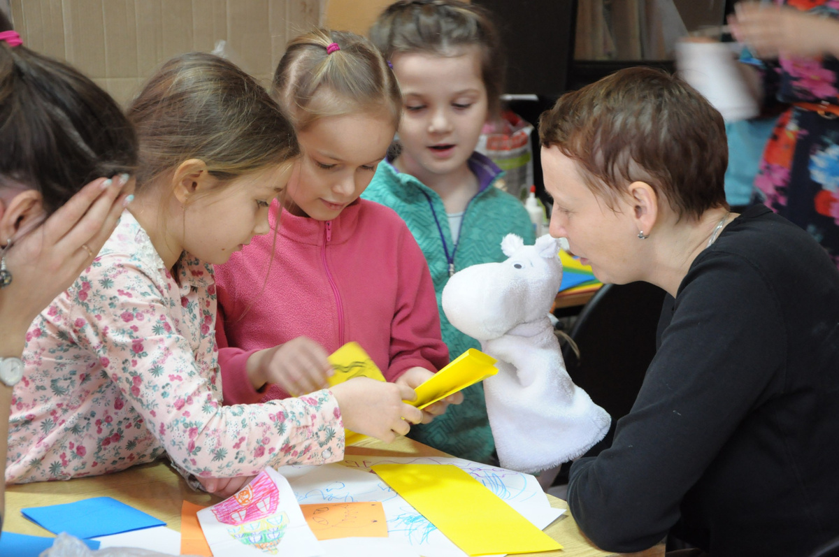 Муми-тролль замечает, какие интересные открытки сделали дети в семейном лагере. И предлагает, что туда еще можно добавить.