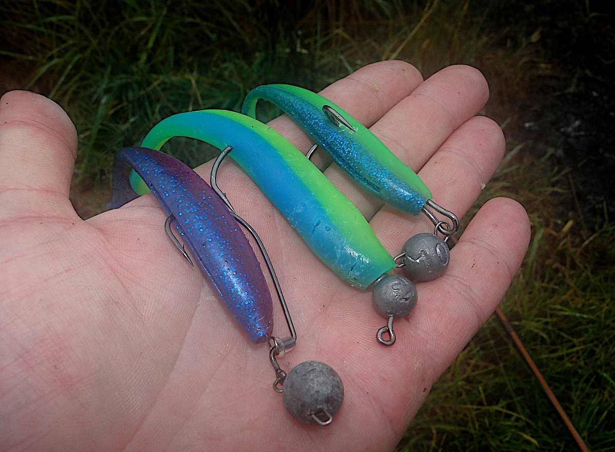 Посерединке... И да. вариантов оснащения силикона далеко не один.... Даже в одинаковых условиях можно использовать офсетный крючок. двойник или классическую джи головку! И что еще интереснее. все это можно использовать и с разными весами... Короче. вводных миллион и какая из них привдет к успеху. заренее не угадаешь!