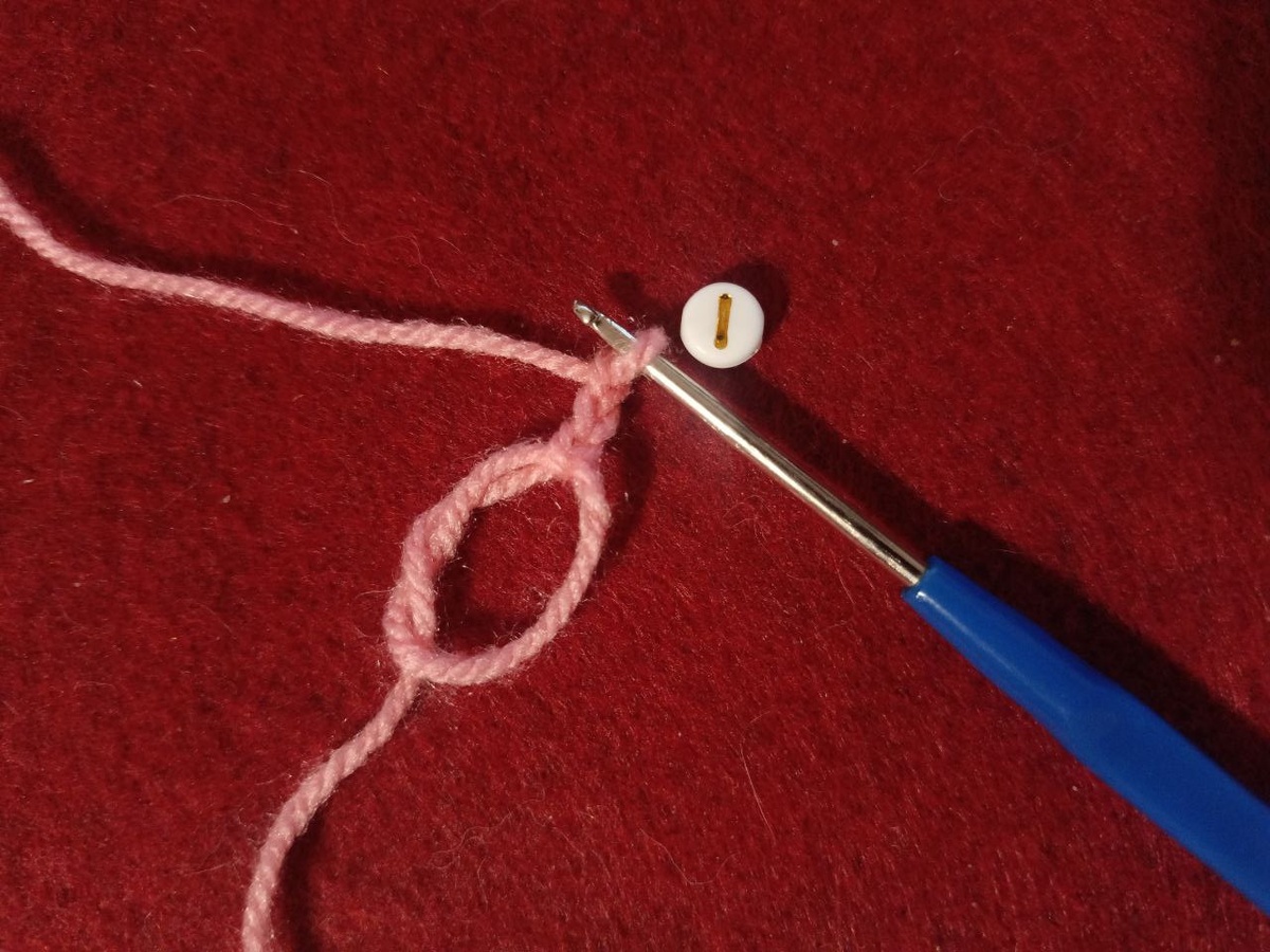 Петля амигуруми и 3 воздушные петли.