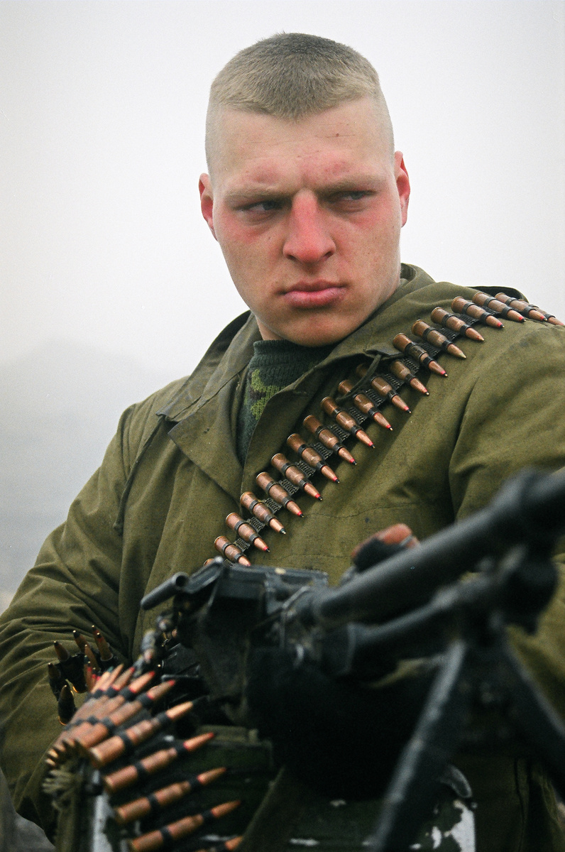 Морской пехотинец с пулемётом ПКМ. Чечня 