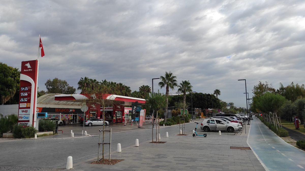 Нечасто можно видеть такое небо в Анталье даже под конец бархатного курортного сезона. Фото: Кирилл Полиенко/Polienko: путешествуем вдвоём