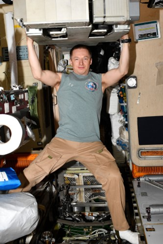 Сергей Рыжиков обслуживает беговую дорожку БД-2 в СМ «Звезда». Фото: Роскосмос