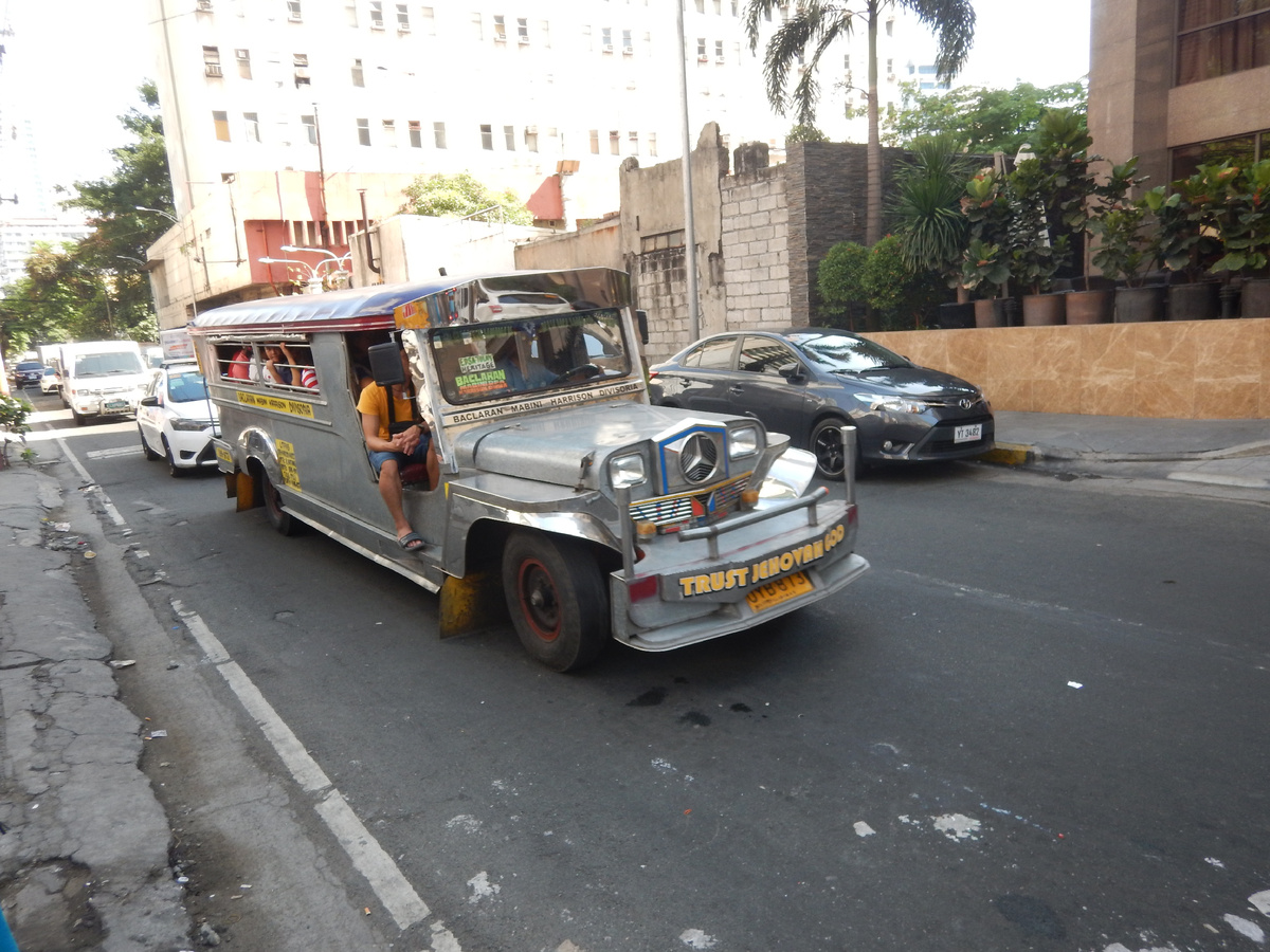 Это и есть джипни, марка определяется произвольно. Мерседес, под твоим знаменем работают прохиндеи!!!