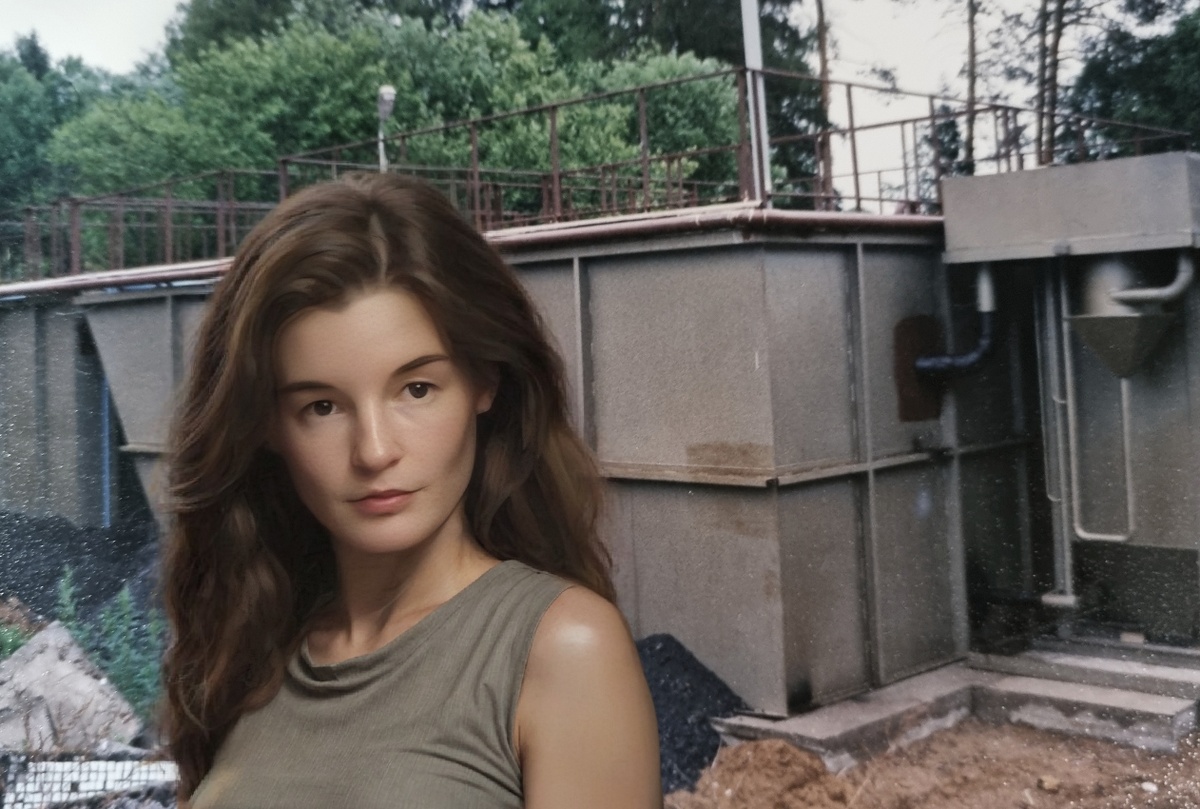 Моя помощница на фоне поселковых КОС. Я их достаточно много проектировал и строил в свое время