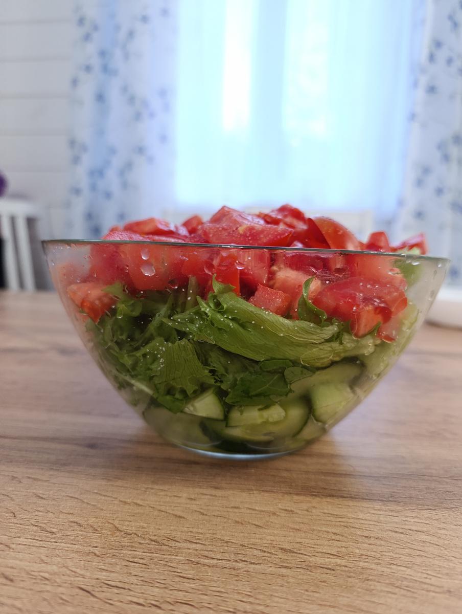 Есть фото только неразмешанного салата 😁. Мне показалось, это так красиво 😍. На овощи и фрукты всегда приятно смотреть и фотографировать их. Пока я делала это фото, рядом стояло 3 человека и терпеливо ждали, пока остановленный процесс продолжится 😁