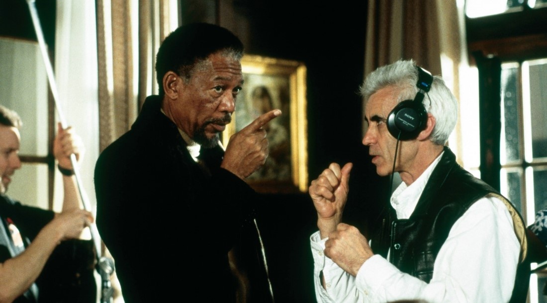     Морган Фриман и Ли Тамахори, кадр со съемок фильма «И пришел паук» (2001)