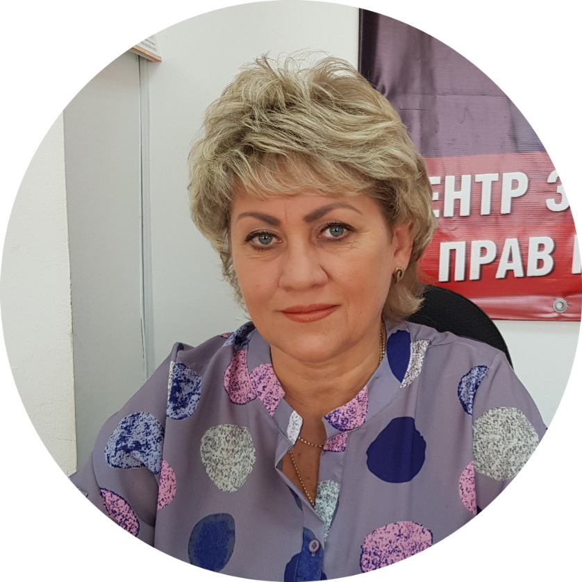 – Дети могут повлиять на размер пенсии женщины. У пенсионерок с детьми есть право выбора, какой период до 2002 года учитывать при расчете пенсии: период ухода за ребенком или период трудовой деятельности. Об этом говорится в ст. 13 Федерального закона от 28.12.2013 № 400-ФЗ «О страховых пенсиях». Чаще всего выгоднее первый. В общей сложности наша заявительница находилась в отпусках по уходу за детьми менее полутора лет: за первым ребенком – 5 месяцев 11 дней, за вторым ребенком – 8 месяцев 25 дней. Что подтверждается справками от работодателя. Однако ей почему-то засчитали период ухода за вторым ребенком все полтора года. Так ее общий стаж сократился. Это повлияло на размер пенсии, – рассказала руководитель Центра защиты прав граждан в Пскове Ольга Кожевникова.