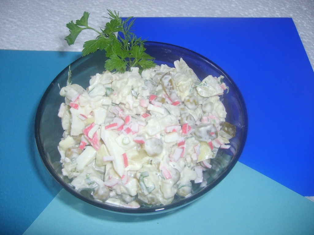 Салат оливье с крабовыми палочками, рефепт от бабушки.