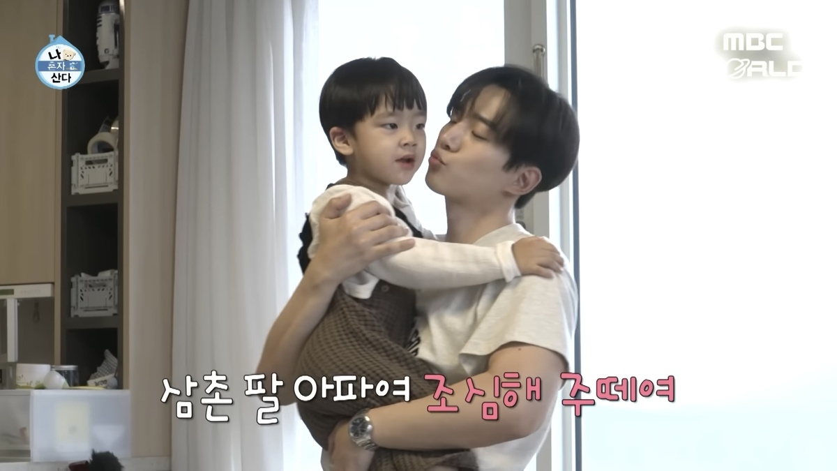 Артист вместе с племянником. Листайте карусель, чтобы увидеть, насколько похожи Чун Хо и У Джин!