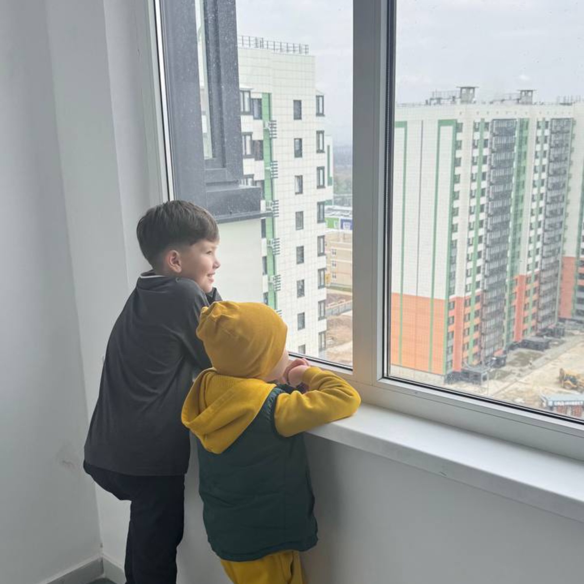 Мальчишки в восторге от вида с 15 этажа 