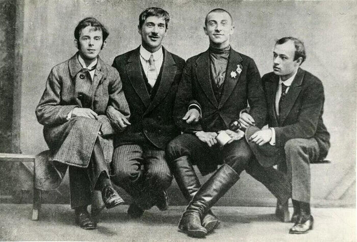 Слева направо: Осип Мандельштам, Корней Чуковский, Бенедикт Лившиц и Юрий Анненков. Фотография Карла Буллы, 1914 год