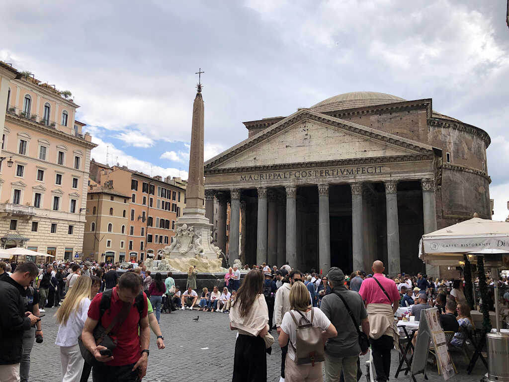 Пьяцца делла Ротонда в Риме и фонтан у Пантеона