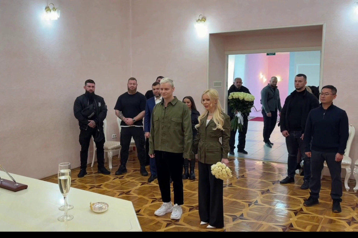 Свадьба. Два сиротливо стоящих бокала с шампанским. Зачем-то прямо на столе для официальной церемонии.