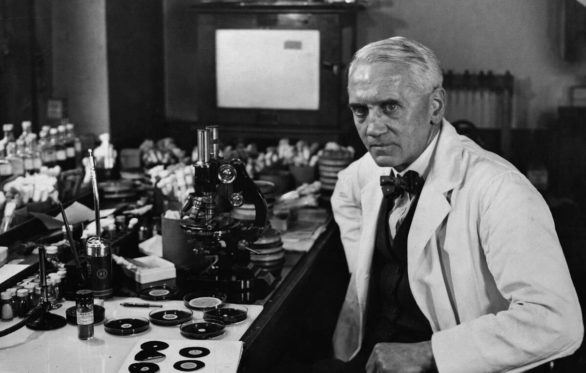 Александр Флеминг- британский микробиолог, первооткрыватель лизоцима и пенициллина — исторически первого антибиотика.