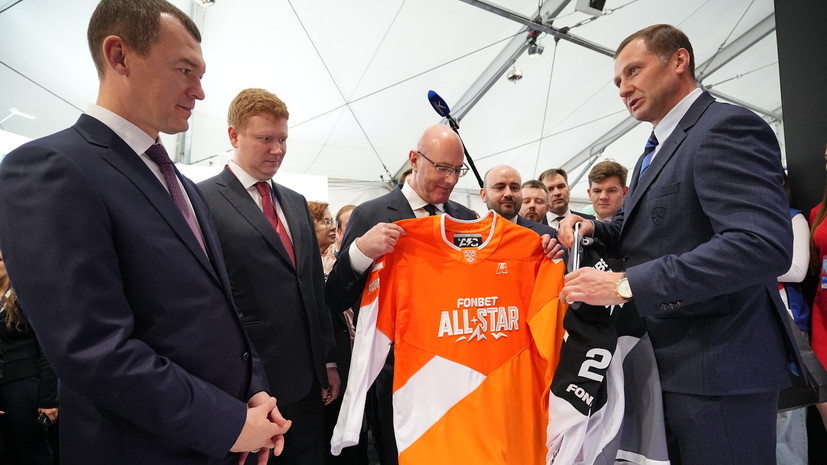     Заместитель председателя правительства РФ Дмитрий Чернышенко и министр спорта Михаил Дегтярёв  Fonbet