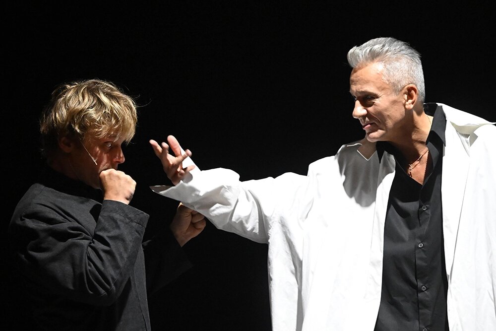    Олег Меньшиков (справа) в роли психиатра Петра Адлера и Евгений Ткачук в роли его пациента Ивана на пресс-показе спектакля «Комната Адлера» на сцене театра им. М. Н. Ермоловой. Фото: РИА Новости/ Владимир Федоренко