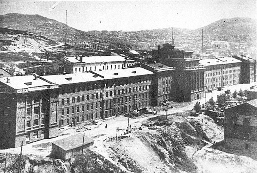 Тихоокеанское высшее военно-морское училище (ТОВВМУ) им. Макарова, 1950 год

Спальные корпуса 1-го и 2-го курсов.