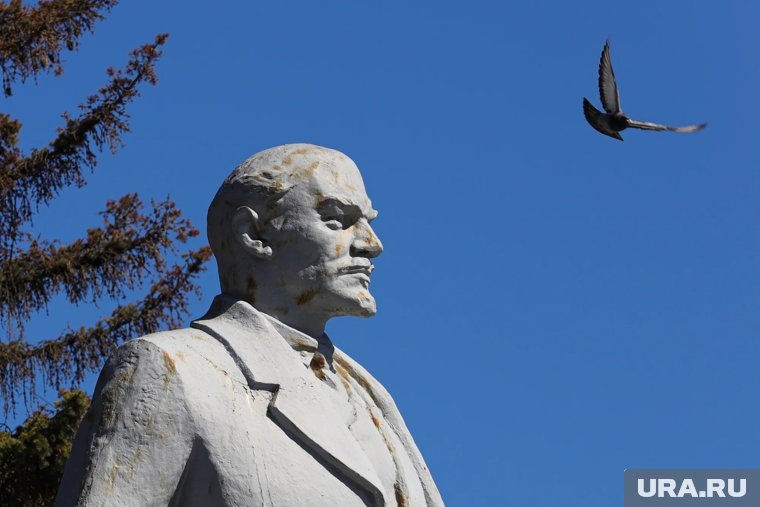     В Петухово создали один из первых памятников Ленину