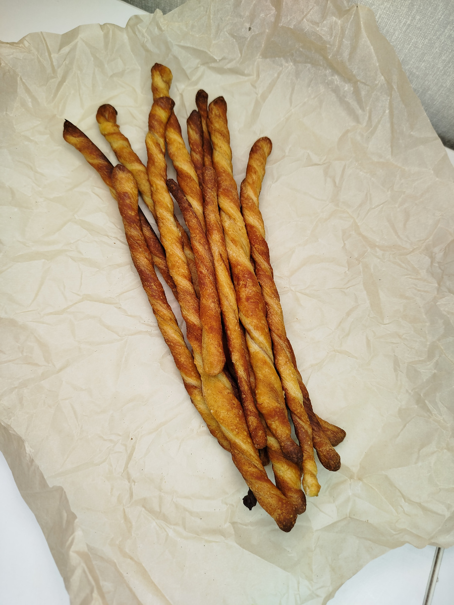 Быстро печенье на кефире к чаю:
ингредиенты: 
120 мл кефира
1 яйцо
50 мл растительного масла
40 гр сахара
270 гр муки
1 ч.л разрыхлителя
щепотка соли, ванилин.
выпекать в духовке на 180 градусов 15 мин.