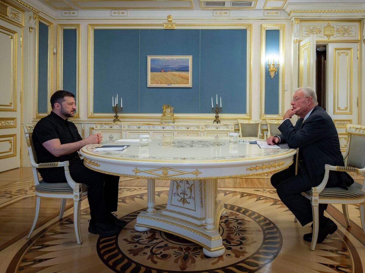    Владимир Зеленский и Кит Келлог во время встречи в Киеве© AP Photo / Ukrainian Presidential Press Office